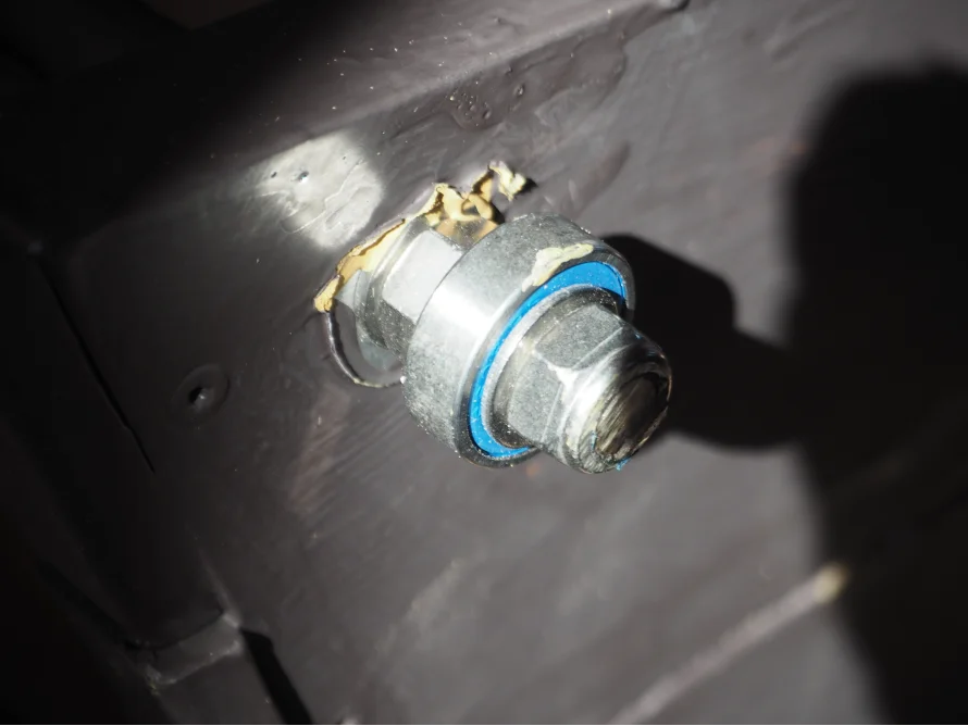 Metallhalterung mit blauem Kugellager