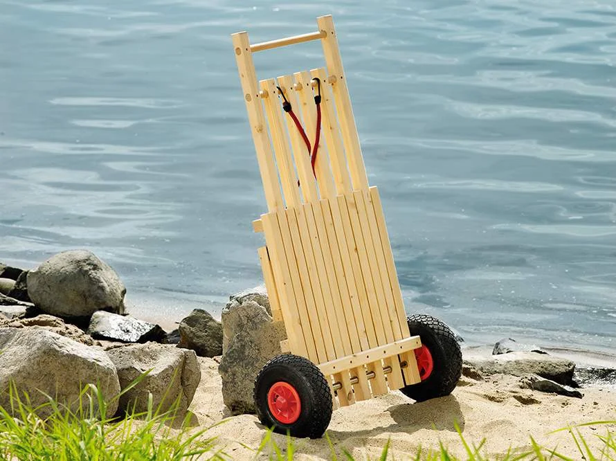 Hölzerner Bollerwagen am Strand