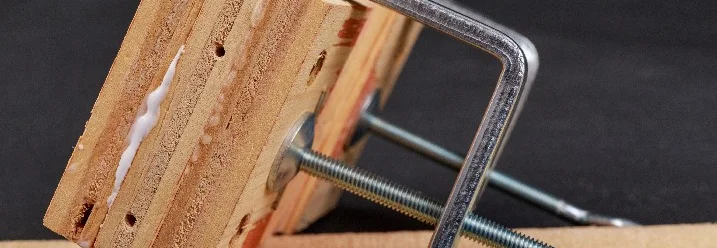 Holzstücke mit Schraubzwinge fixiert