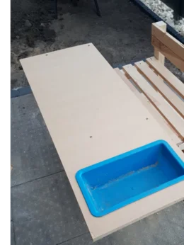 Holztisch mit blauer Wanne