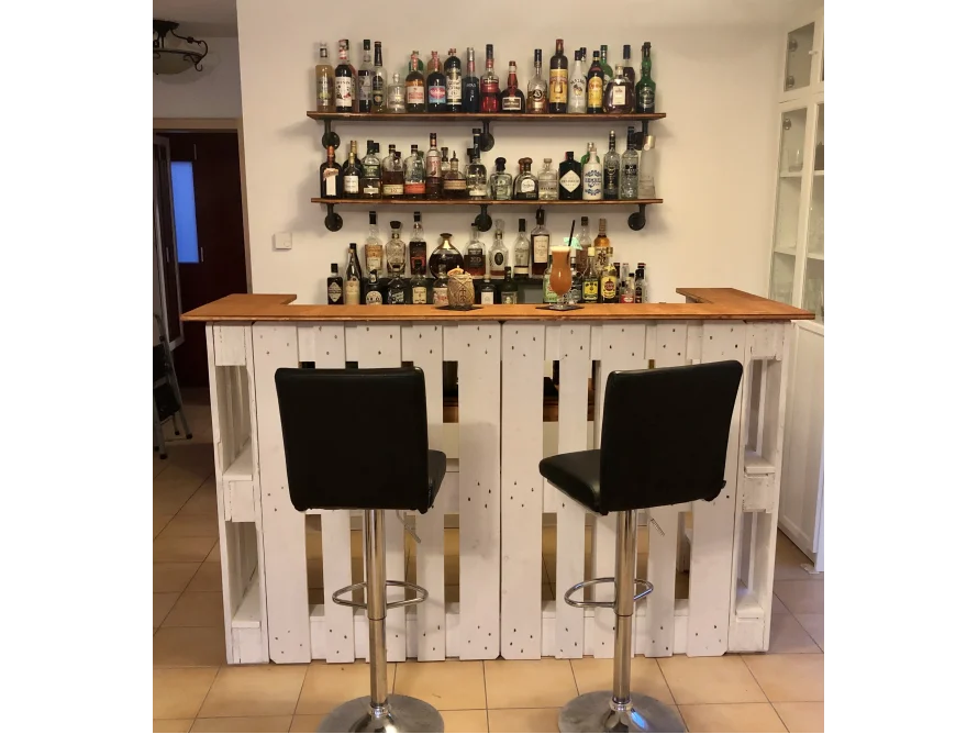Selbstgebaute Bar aus weißen Holzpaletten