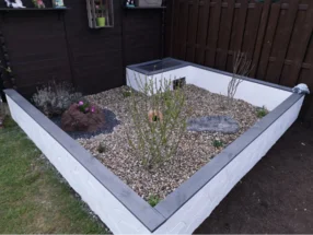 Erhöhtes Gartenbeet mit Kies