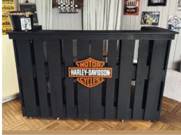 Eine Bar aus dunklem Holz