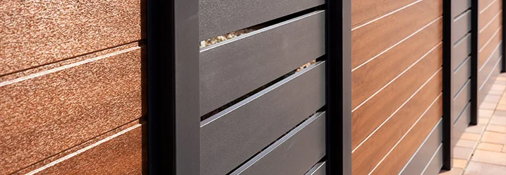 Moderner Gartenzaun aus Holz und Metall