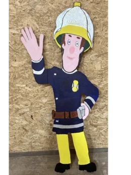 Zeichentrickfigur eines Feuerwehrmanns winkt