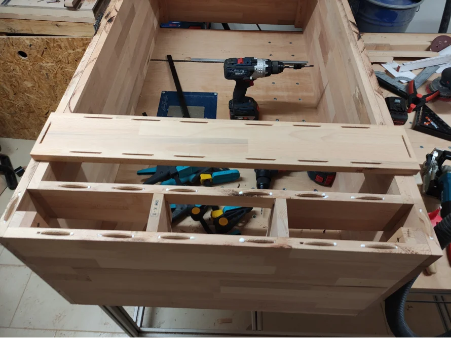 Holzkonstruktion mit Akkuschrauber