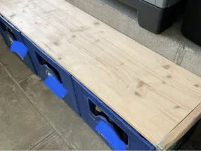 Holzplatte auf blauen Kästen