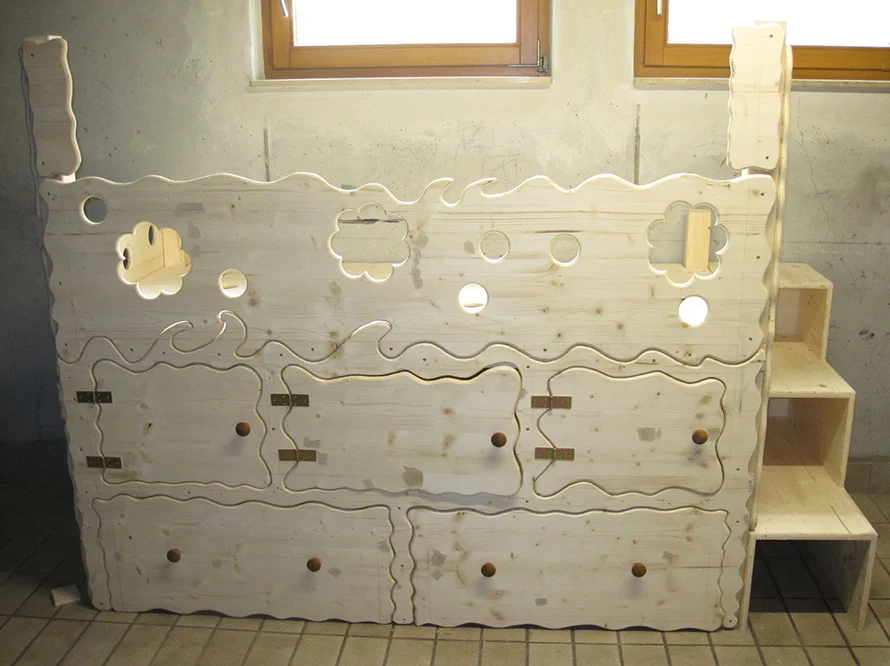 Hochbett aus hellem Holz mit Treppe