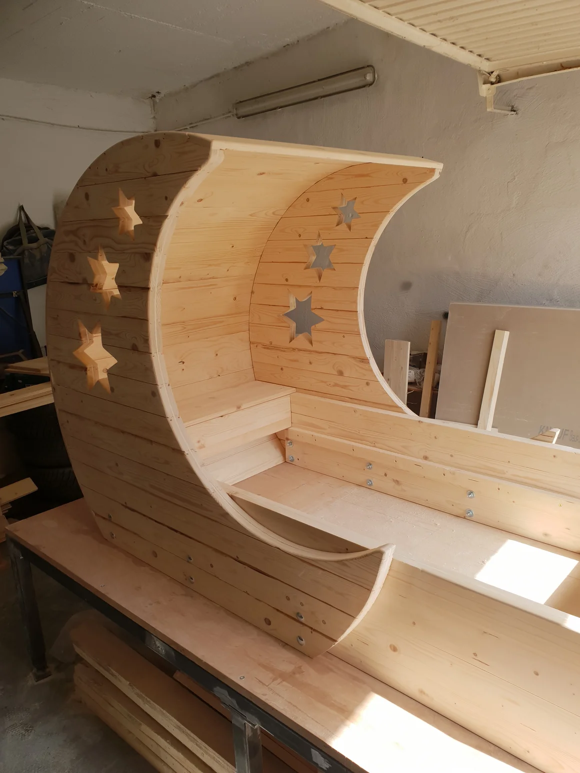 Mondförmiges Bettgestell aus Holz