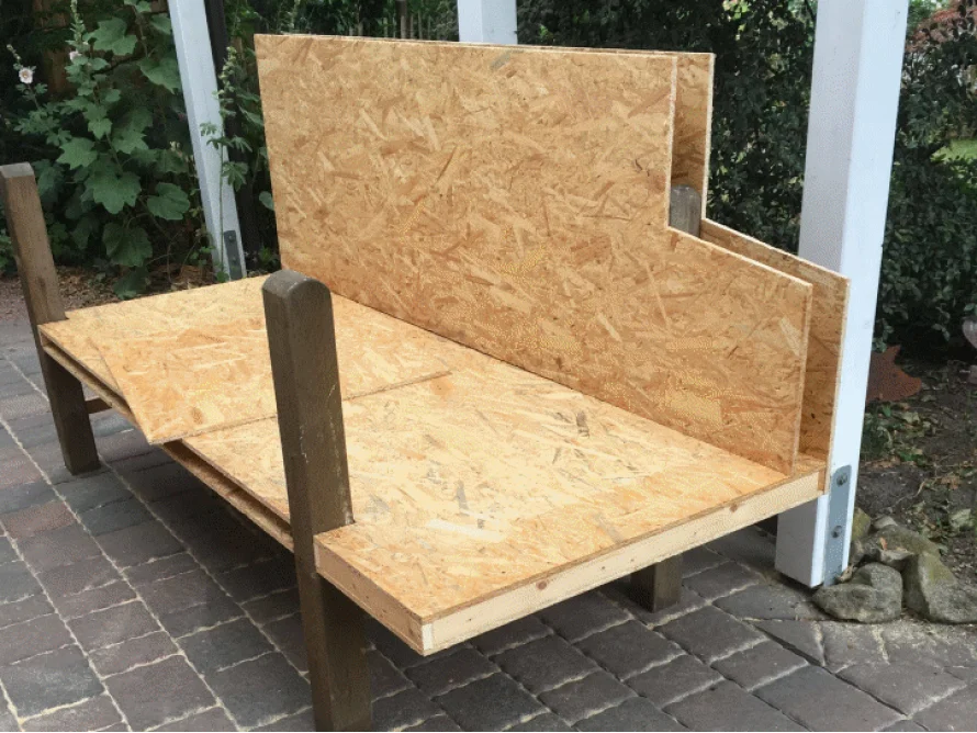 Holzgerüst einer Gartenbank im Bau