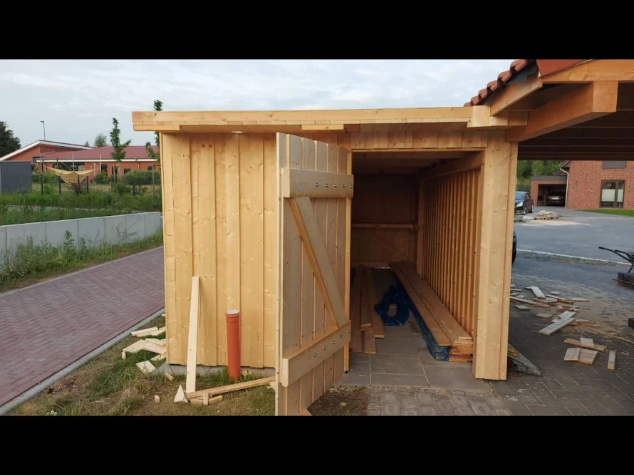 Holzgerüst eines Carports mit offenem Schuppen