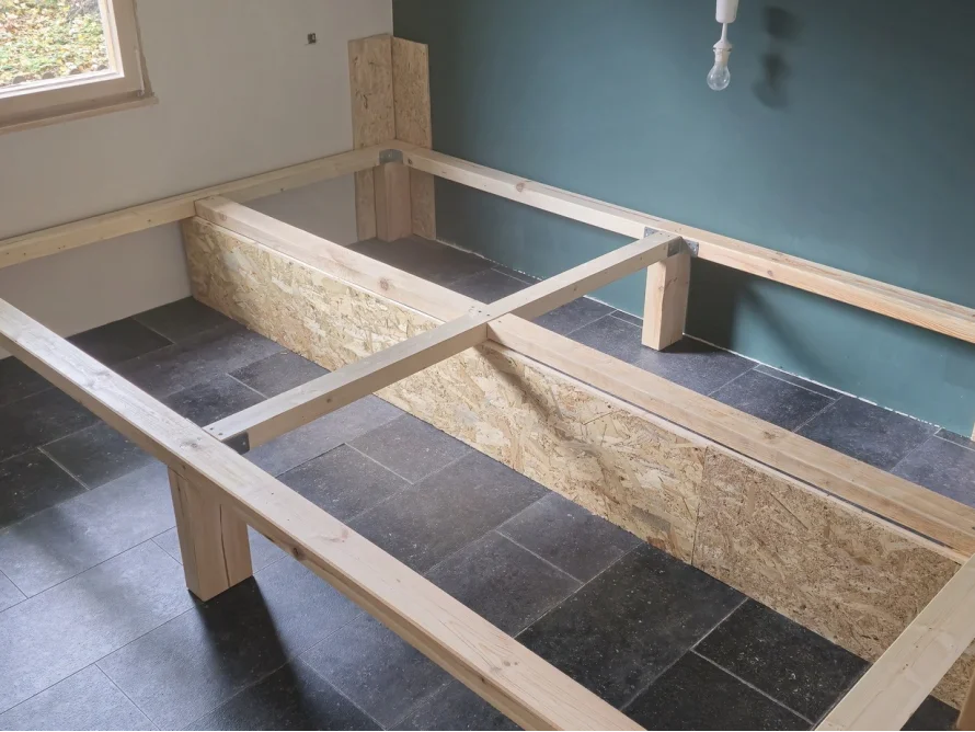 Holzrahmen eines Bettes im Bau
