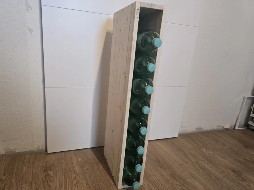 Holzkiste mit Glasflaschen