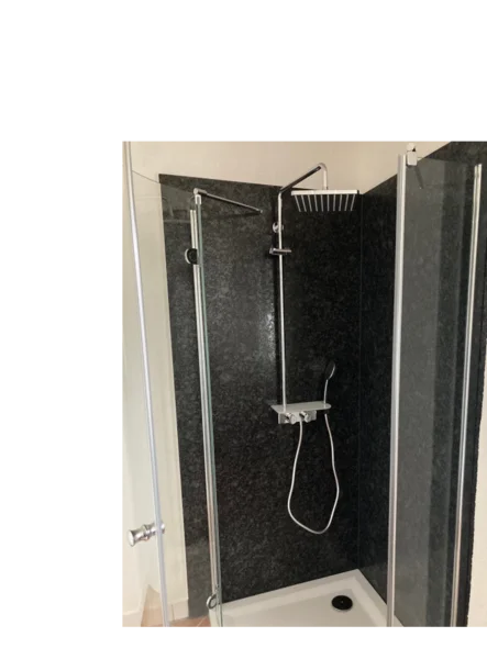Moderne Duschkabine mit Regendusche