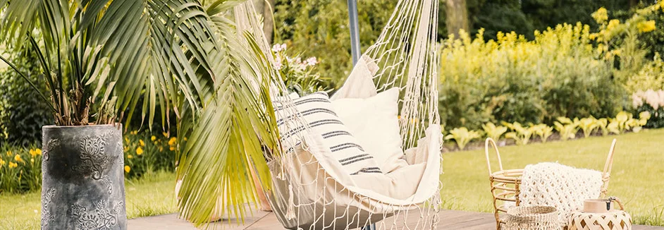 Hängematte zwischen Palme und Korb