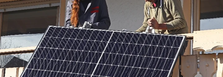 Zwei Personen montieren Solarpanel