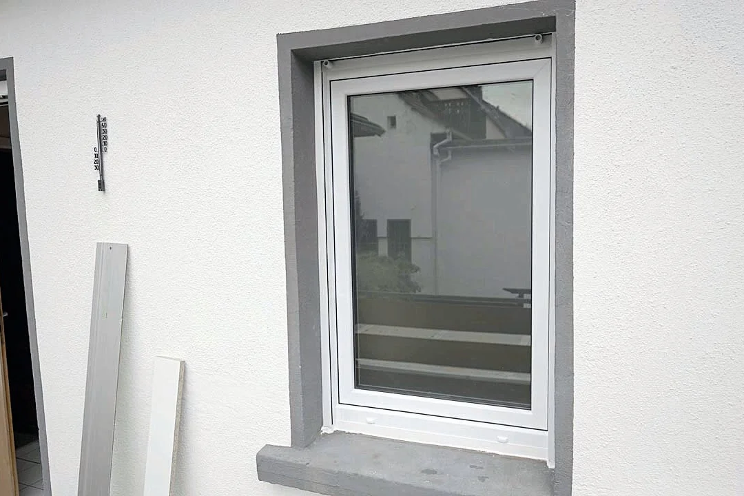 Fenster mit weißem Rahmen