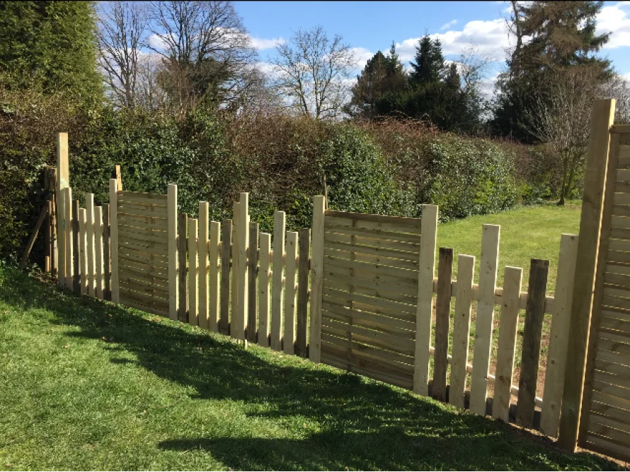 Hölzerner Gartenzaun mit unterschiedlichen Elementen
