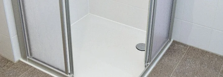 Ebenerdige Duschwanne mit Duschabtrennung
