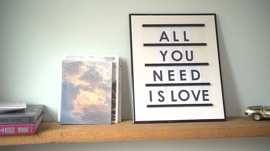 Schild mit der Aufschrift 'All you need is love'