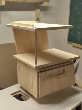 Ein selbstgebauter Nachttisch aus Holz.