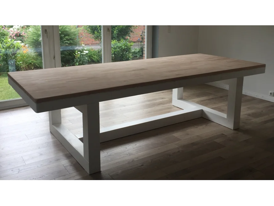 Heller Holztisch mit weißem Gestell