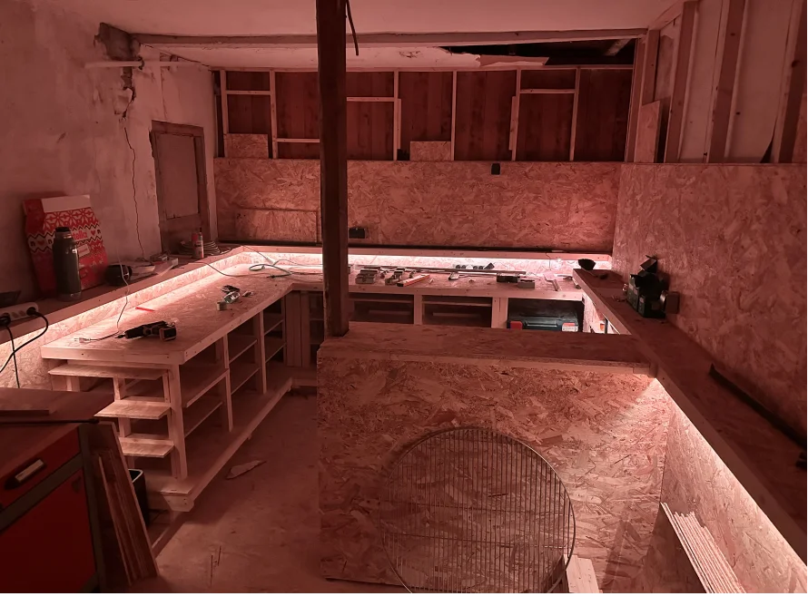 Unfertige Bar aus Holz mit Beleuchtung