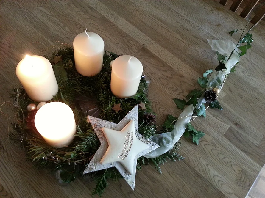 Adventskranz mit vier Kerzen