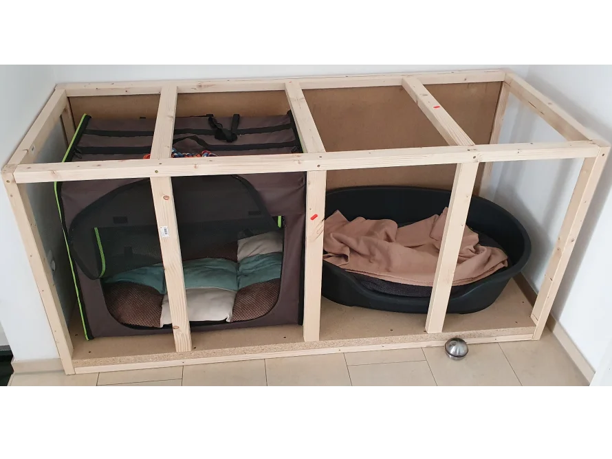 Hundebett und Hundebox in einem Holzrahmen