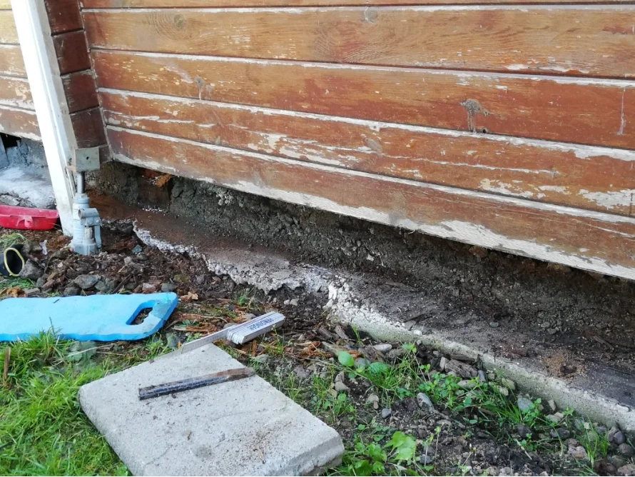 Beschädigtes Fundament eines Gartenhauses