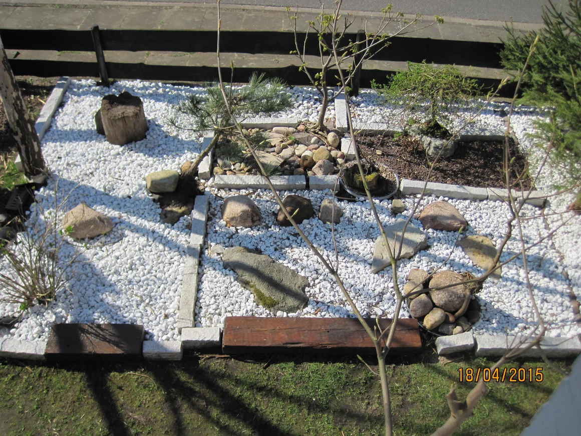 Japanischer Garten mit weißen Steinen