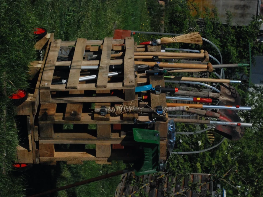 Gartenwerkzeuge an einem selbstgebauten Holzgestell