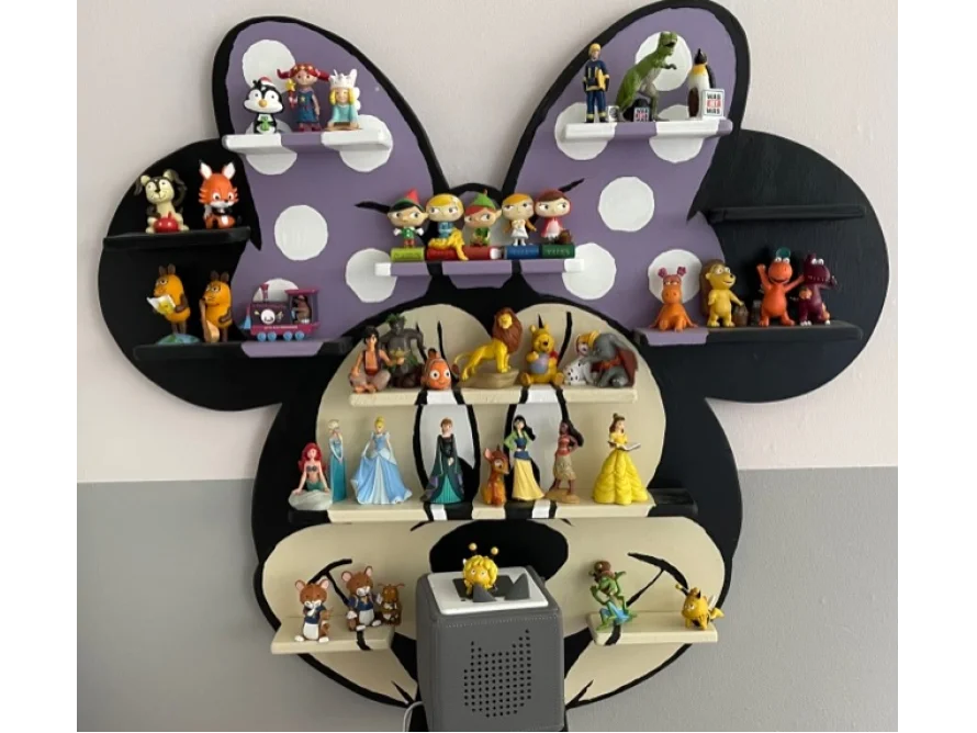 Regal in Form eines Tierkopfes mit Spielfiguren