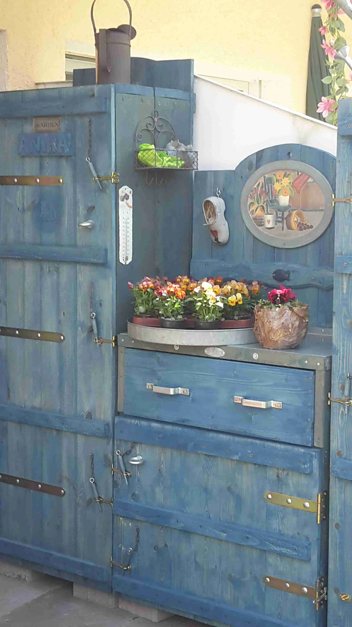 Blauer Gartenschrank aus Holz
