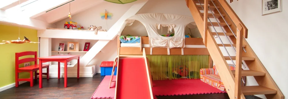 Ein farbenfrohes Kinderzimmer mit Hochbett und Rutsche
