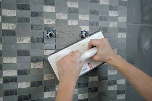 Person verfugt Mosaikfliesen