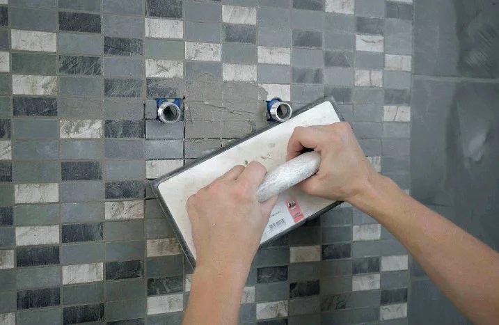 Person verfugt Mosaikfliesen