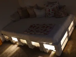 Palettenbett/Palettenlandschaft mit Lichtleiste