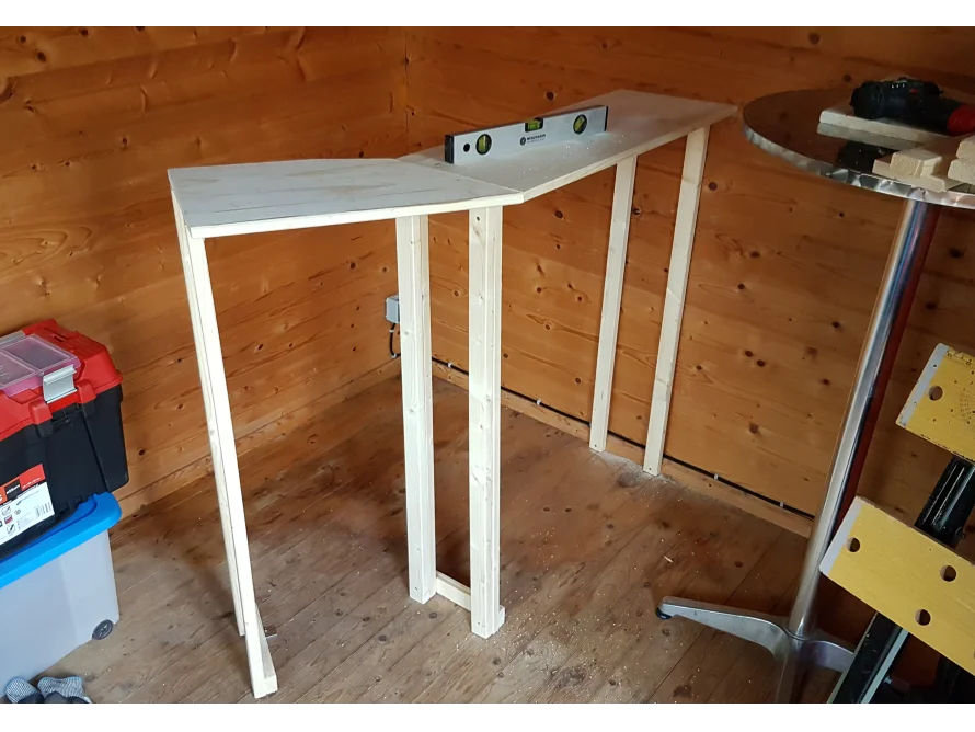 Thekengerüst aus Holz mit Wasserwaage