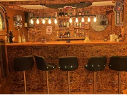 Rustikale Hausbar mit Barhockern