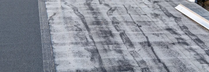 Teildachfläche mit neuer Dachpappe