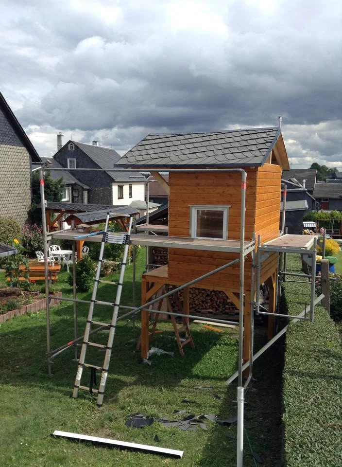 Rohbau eines Gartenhauses mit Gerüst