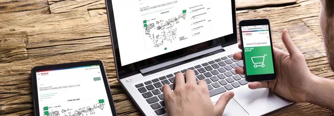 Person sucht online nach Ersatzteilen