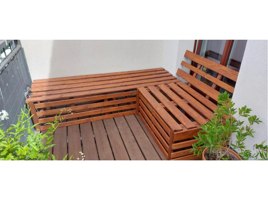 Ecksitzbank aus Holz auf einem Balkon