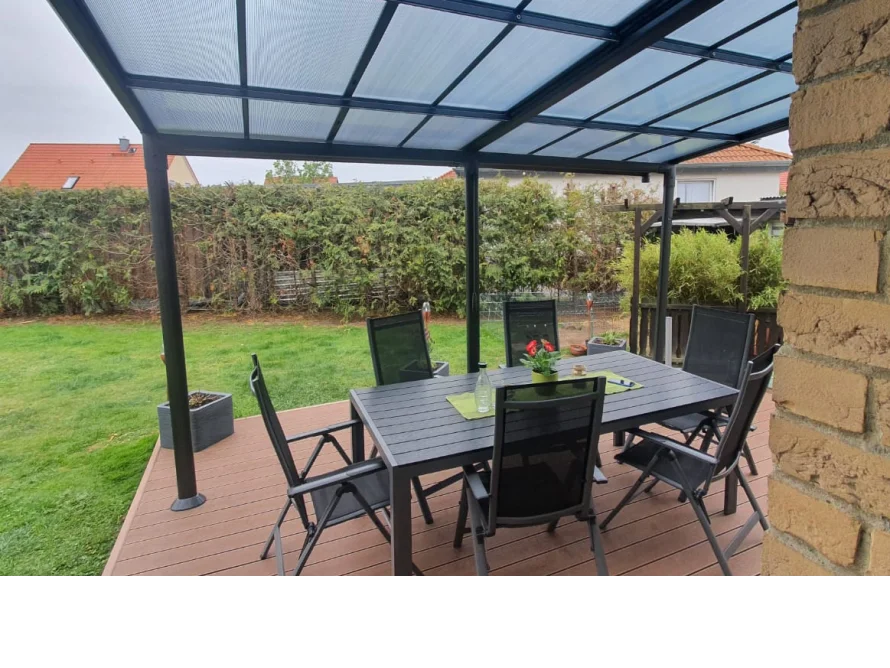 Überdachte Terrasse mit Gartenmöbeln