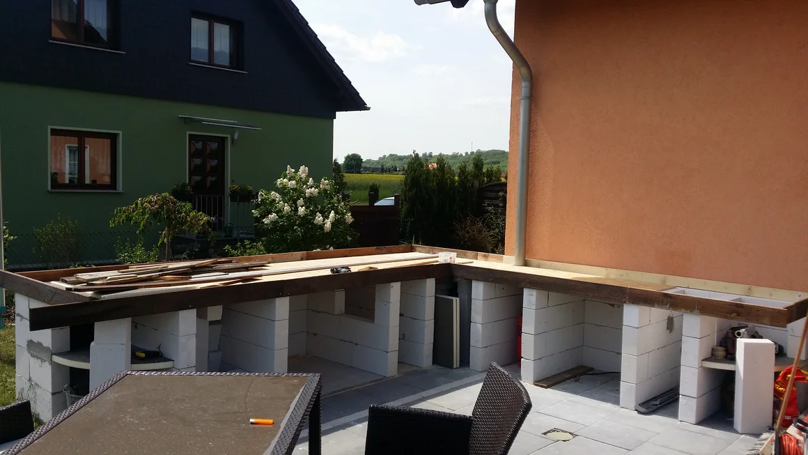 Rohbau einer Gartenküche aus weißen Steinen