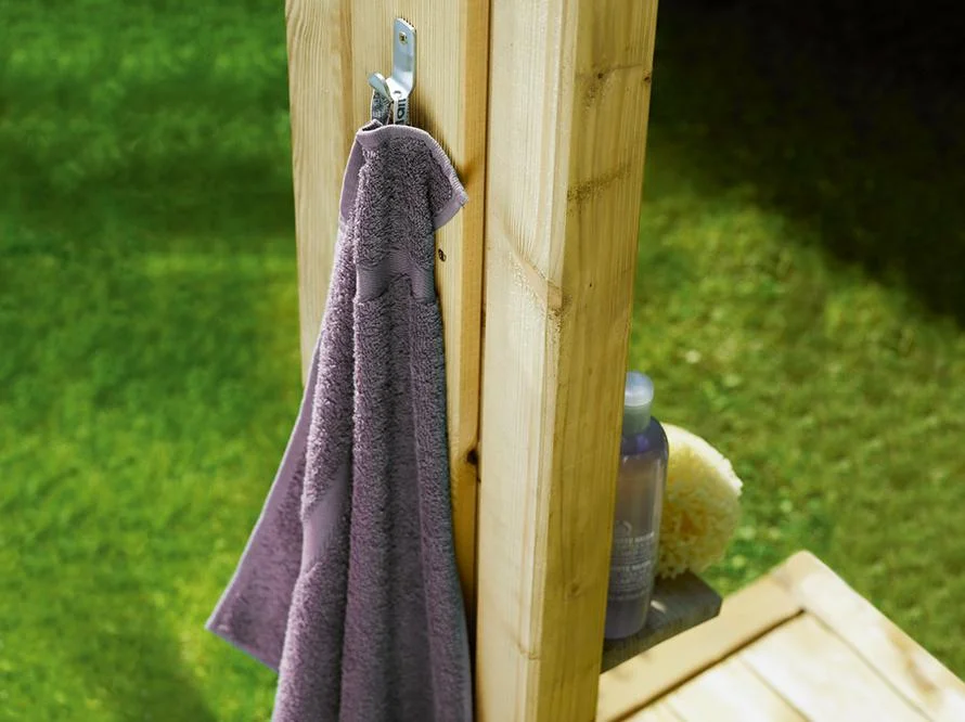 Handtuch an Holzdusche