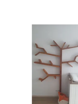 Baumförmiges Holzregal an einer Wand