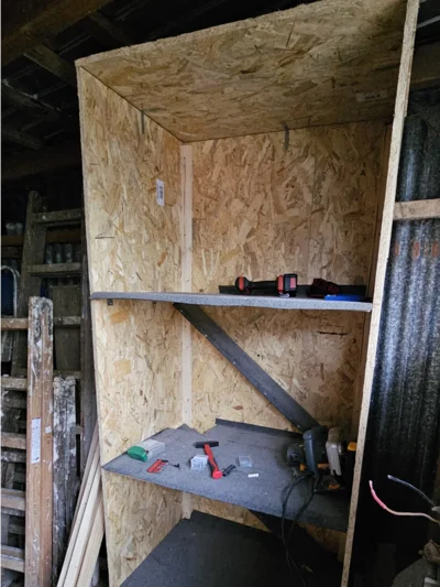 Holzregal mit Werkzeug