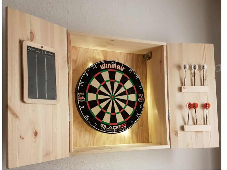 Dartscheibe in Holzsäule